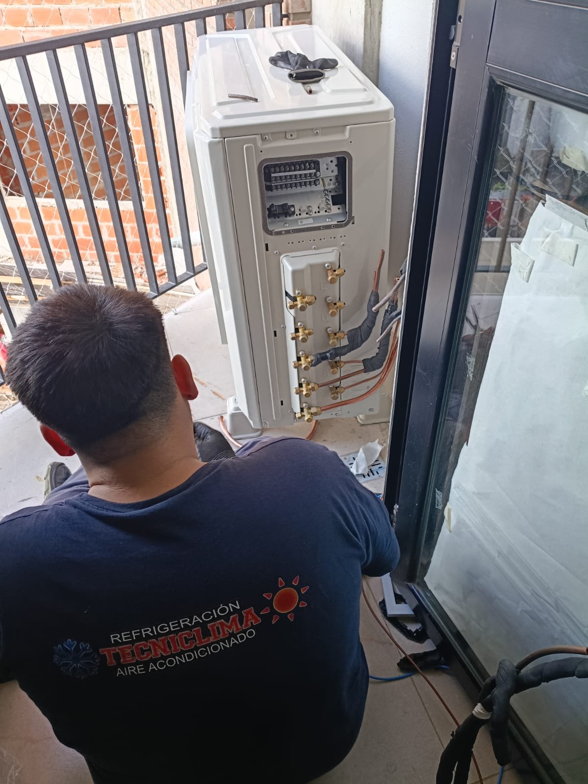 Trabajo de instalación y refrigeración por Tecniclima